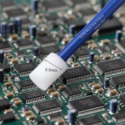 Micro-Gap PCB Cleaner TX742: cabeza de esponja de 3,5 mm en un mango de menos de 75 mm para un acceso sin igual en asambleas llenas