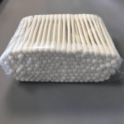 La esponja blanca del brote del algodón de la manija de papel redonda va a la limpieza cosmética