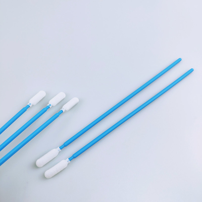 La limpieza azul de la espuma de la manija limpia la joyería que los polvos finos quitan